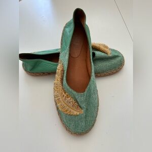 SILVIA COBOS Fringe Leather and Textile Boho Feather Espadrilles EUC Size 9.5